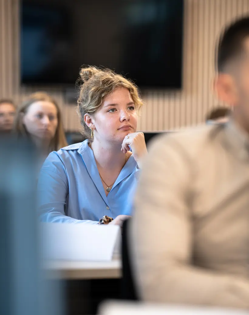 Geconcentreerde trainees in een les